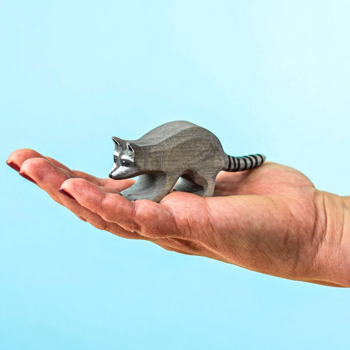 BumbuToys Wooden Animal - Raccoon - Crouching - Image 5
