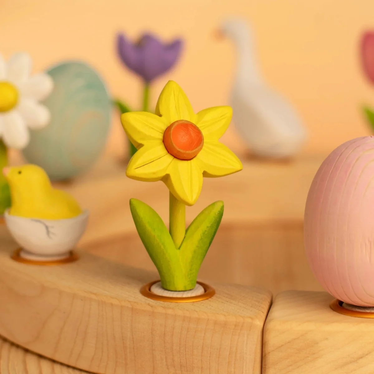 BumbuToys Wooden Celebration Ring Decoration - Festive Daffodil with Green Flower Stand - Image 3