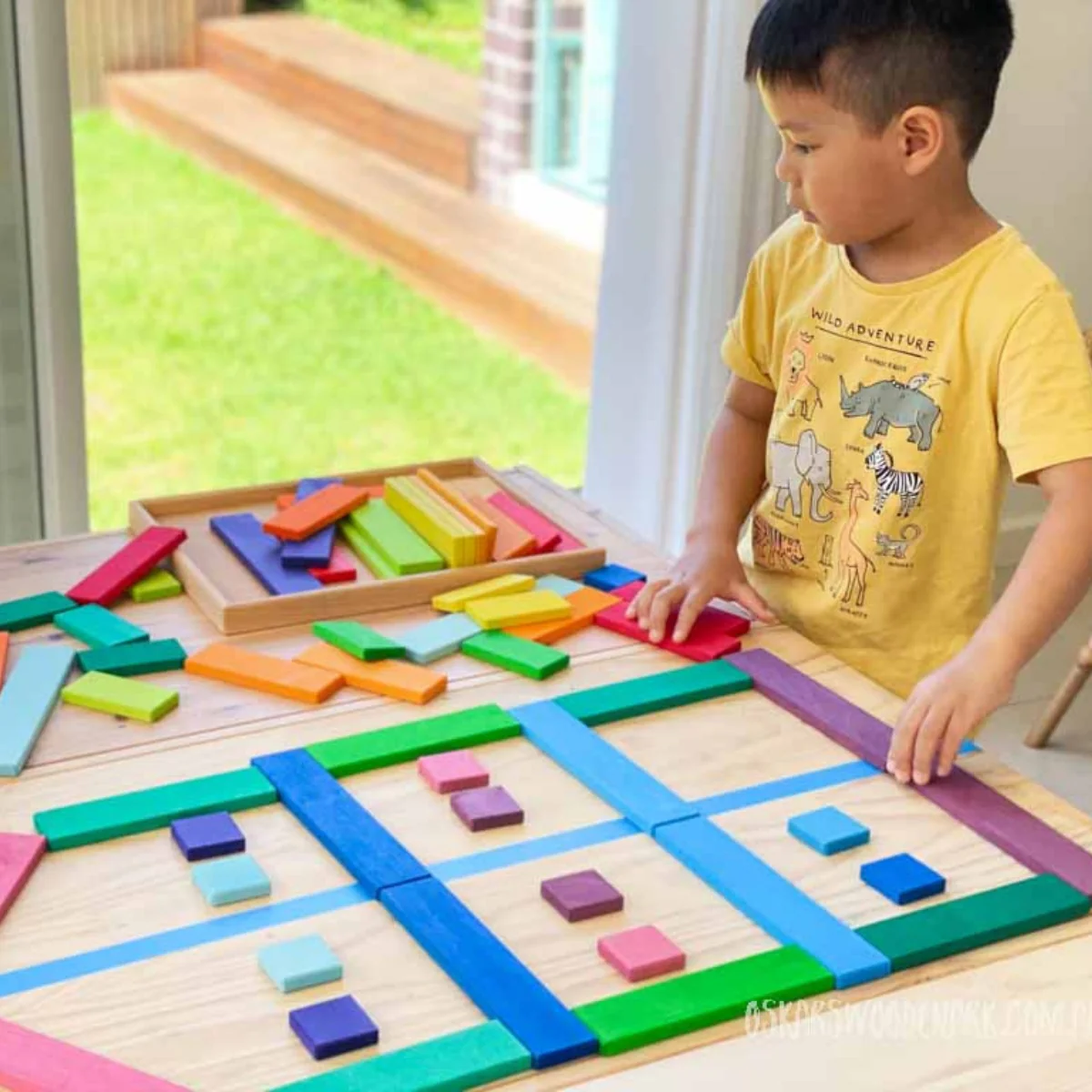 Gluckskafer Wooden Rainbow Building Slats in Tray - 64 Pieces - Image 4