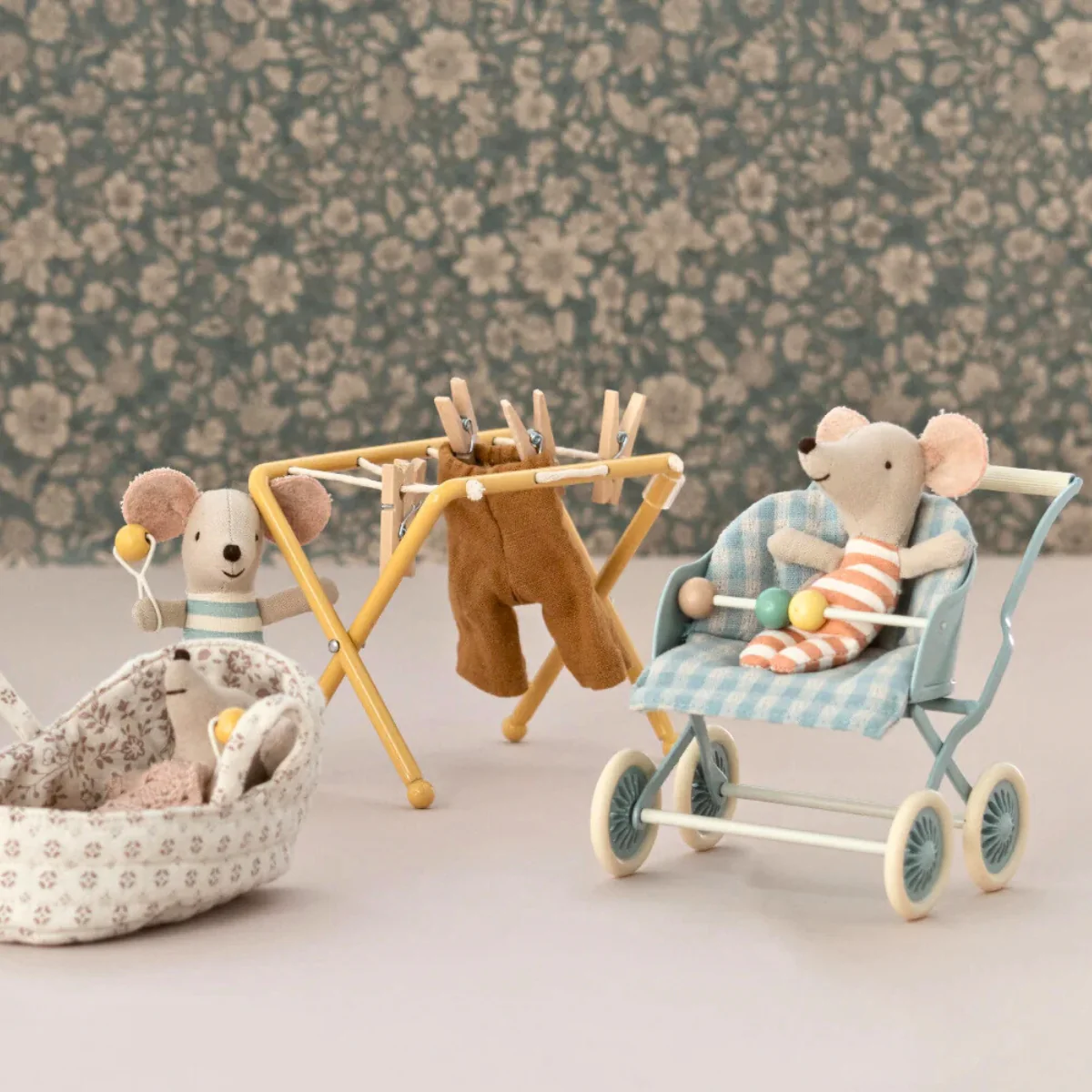 Maileg Drying Rack with Pegs for Mouse - Yellow (2023) - Image 2