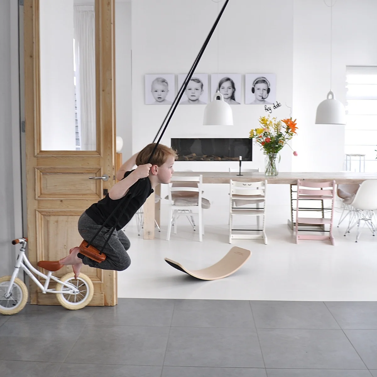 SOLVEJ Wooden Traditional Board Swing - Black Rope - Image 4